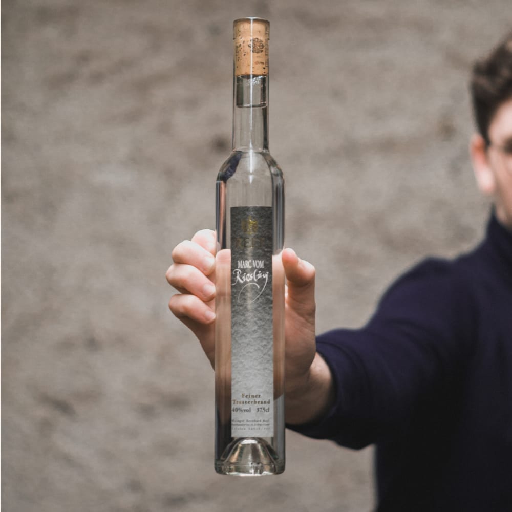 REEF_Post_Template_Quadrat Flasche Marc vom Riesling Tresterbrand