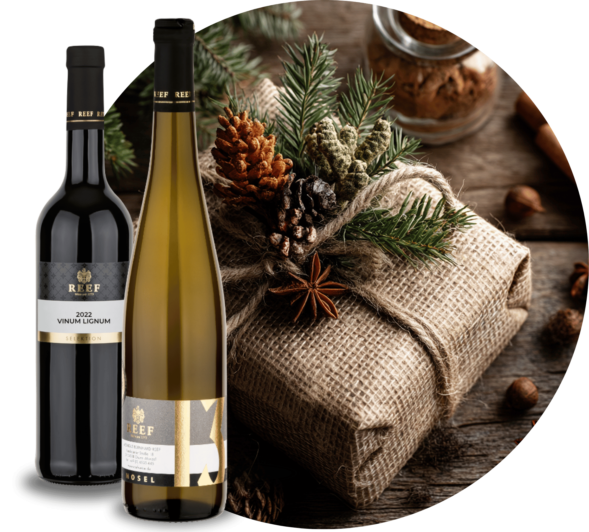 Zwei Flaschen Wein vom Weingut Reef und ein Geschenk im Hintergrund